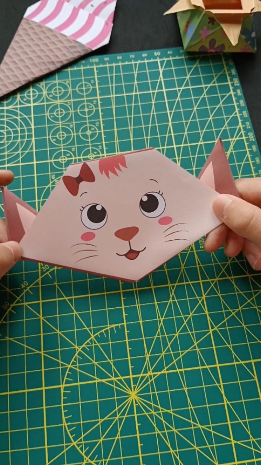 适合幼儿的手工折纸:小花猫