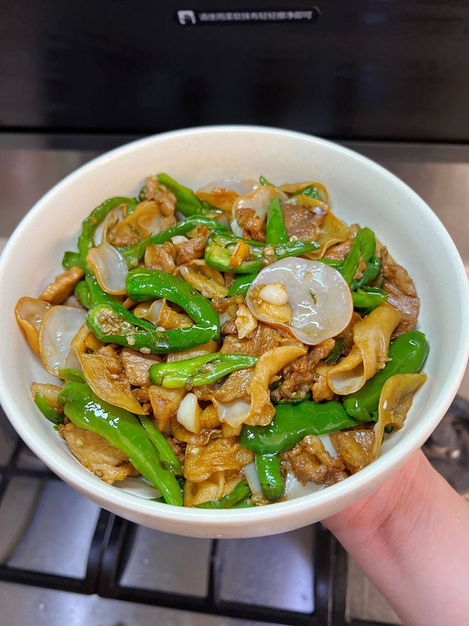 辣椒炒肉,放点白木耳真的绝了,炫了两碗米饭|||按这个做法和费大厨的