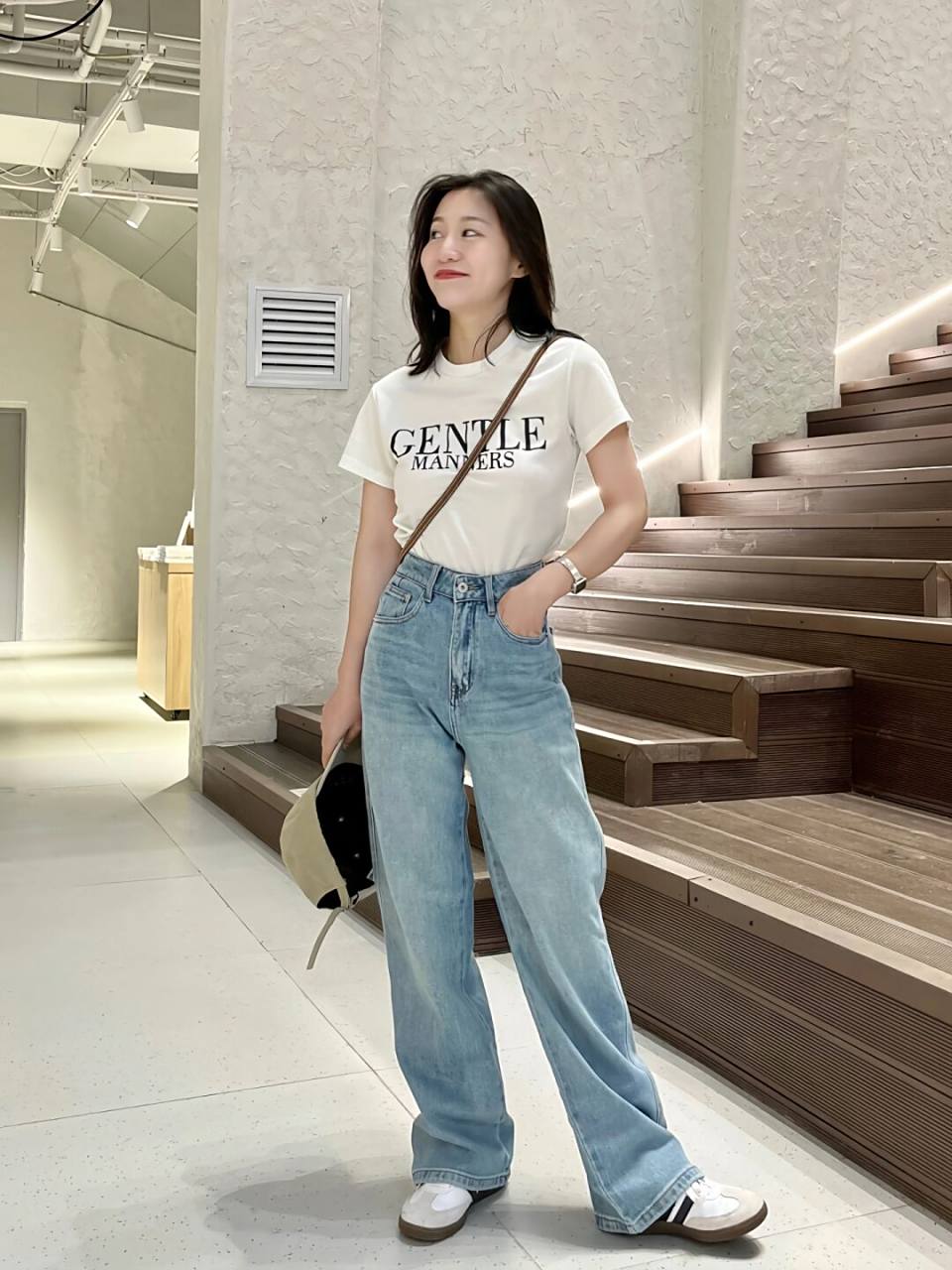 字母印花t恤配牛仔裤,简单随性,清新简约又干净,让你轻松穿出满满的