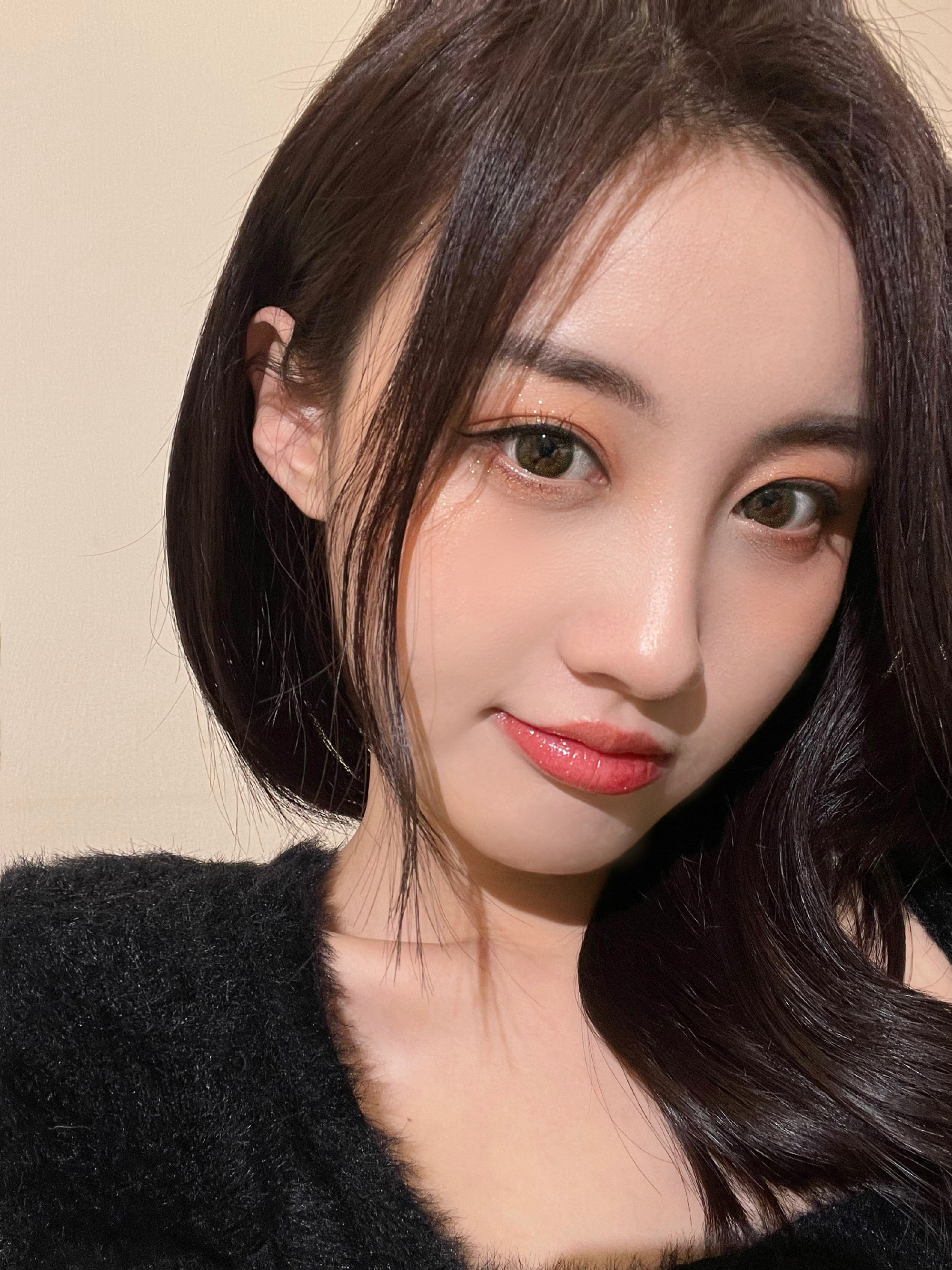 好像是位美妆博主,长得很漂亮,又特别会化妆,养眼