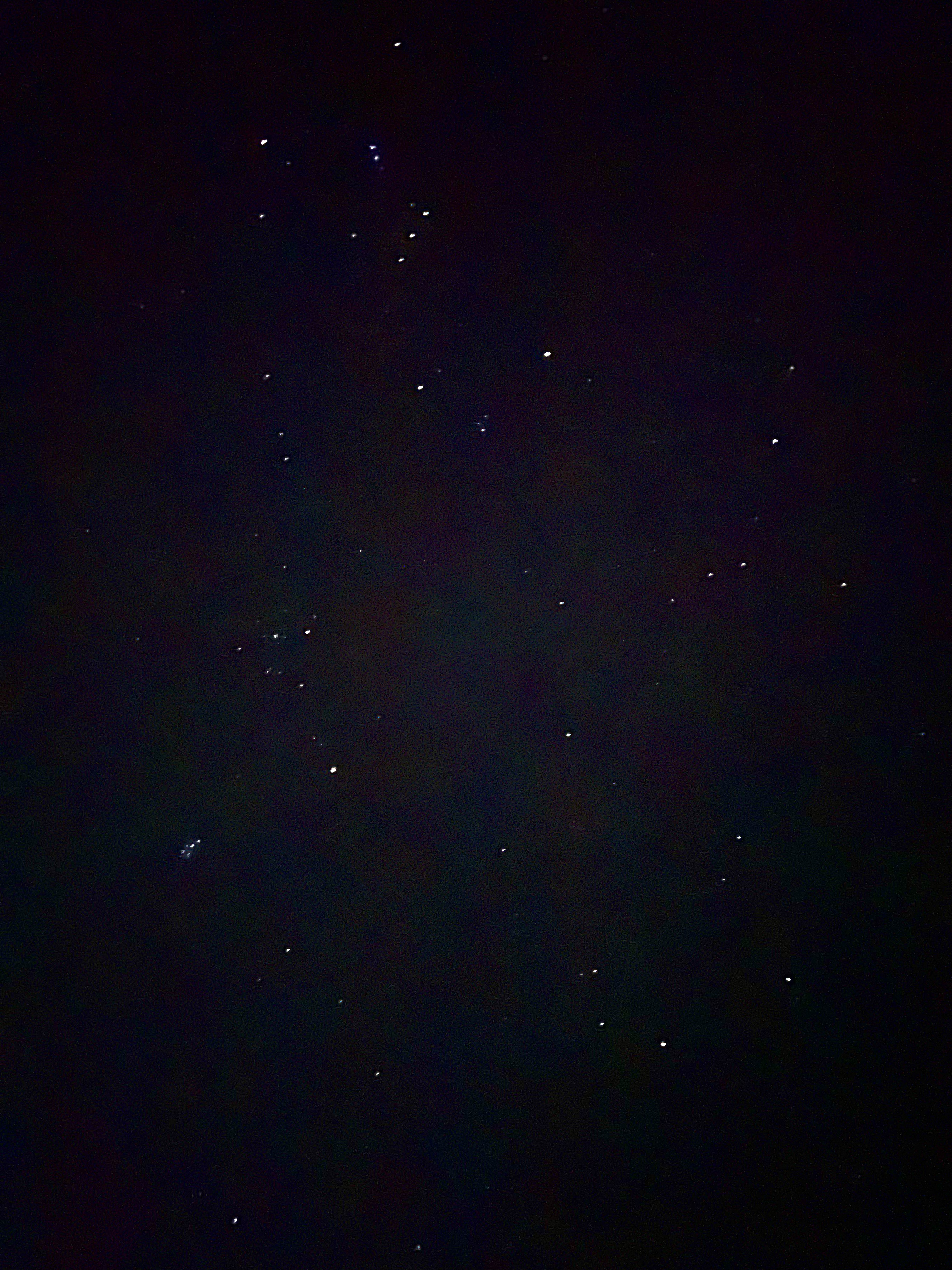 城市里,被霓虹灯污染的天空没有满天繁星,宇宙幽暗的深渊,偌大的地球