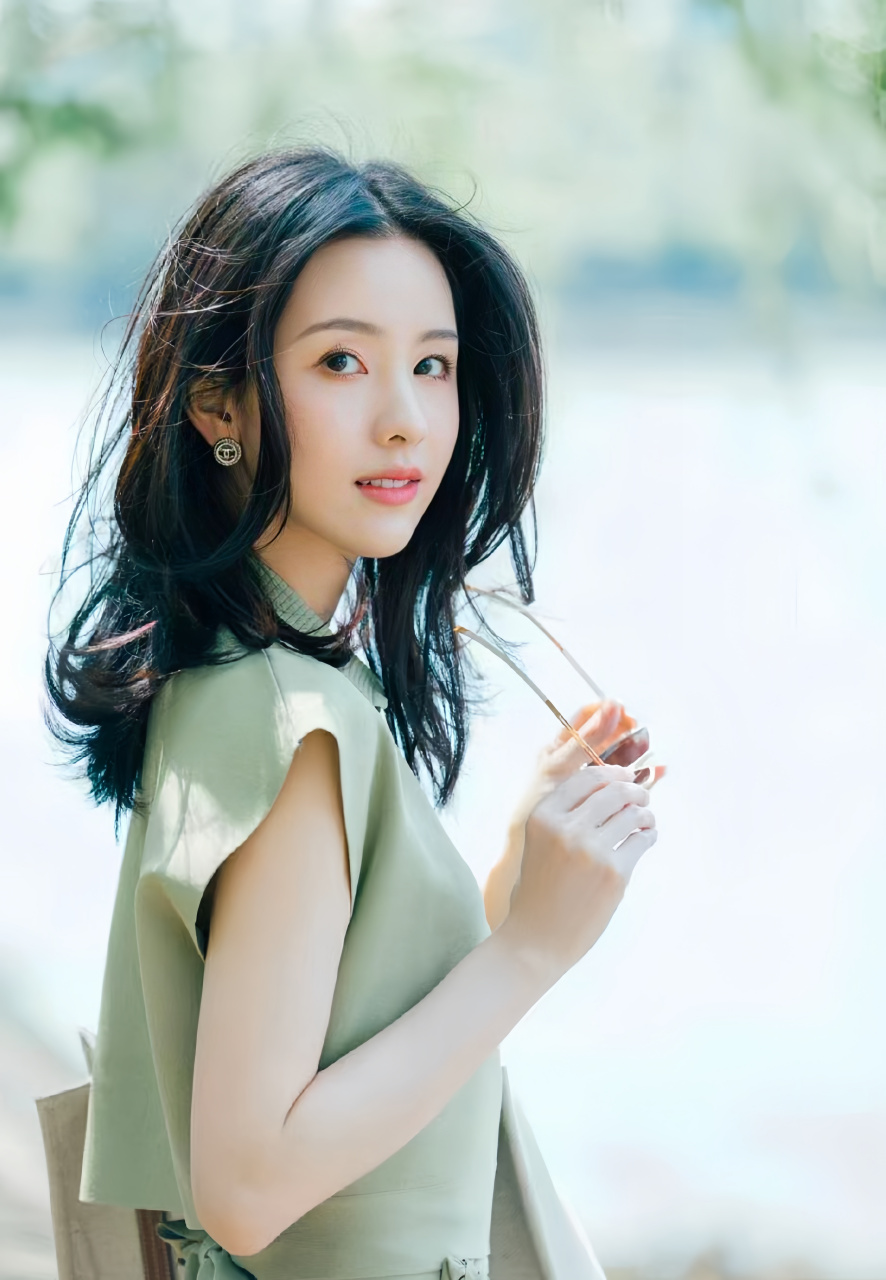 实在没忍住看了好几遍#陈都灵# #明星穿搭# #养眼美女