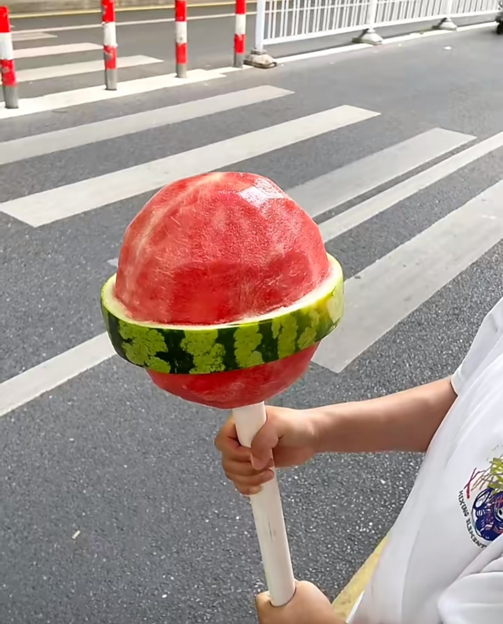 这大号棒棒糖太解渴了!