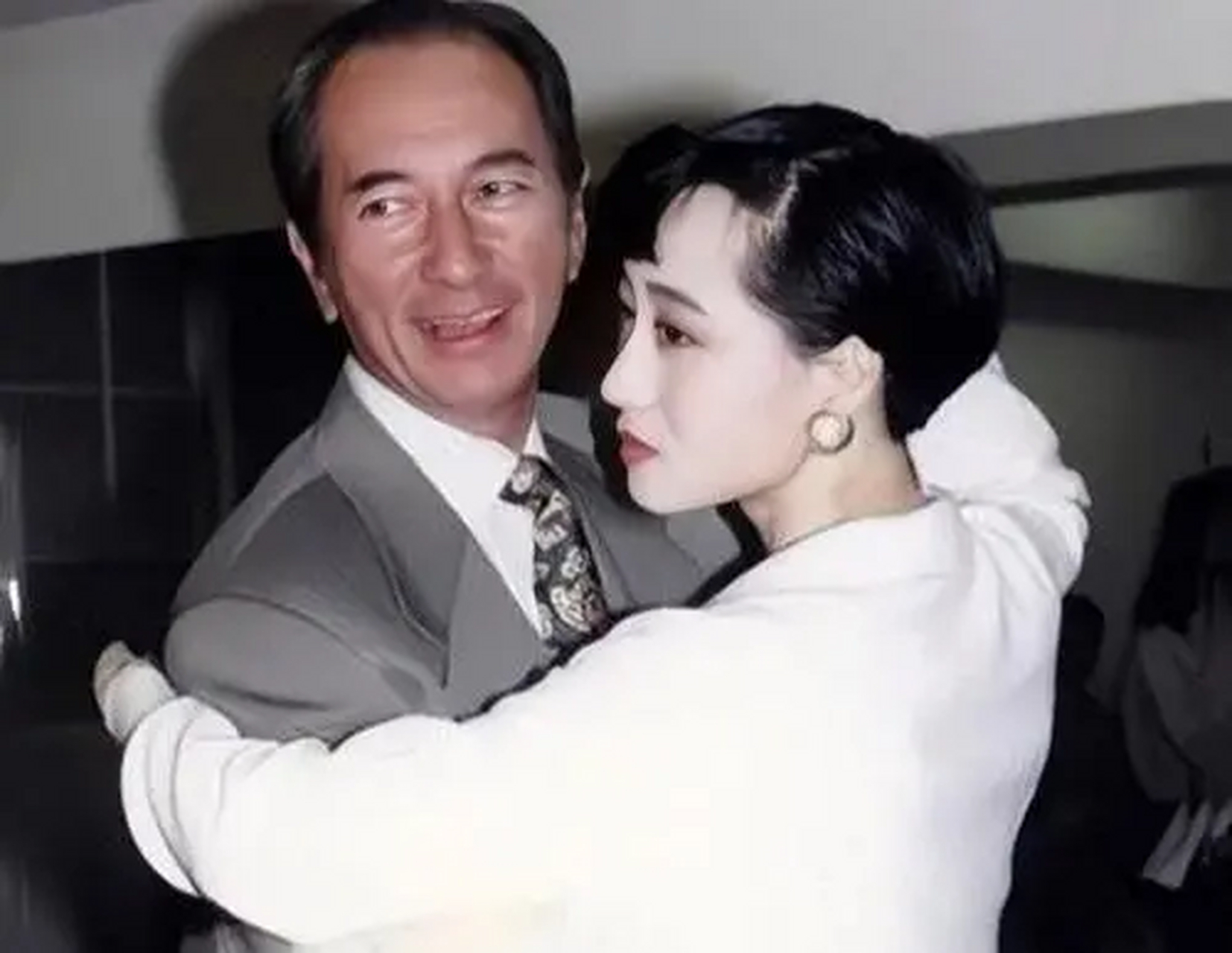 坊间传闻,利智差点成为赌王"五太",两个人交往期间何鸿燊对其一往