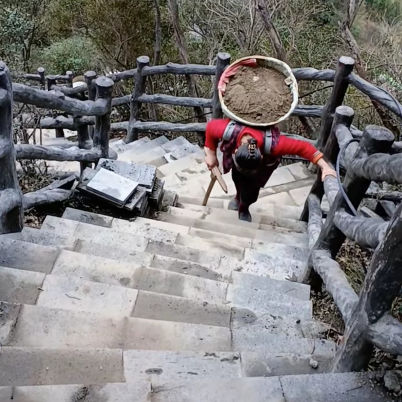 背东西上山的图片图片