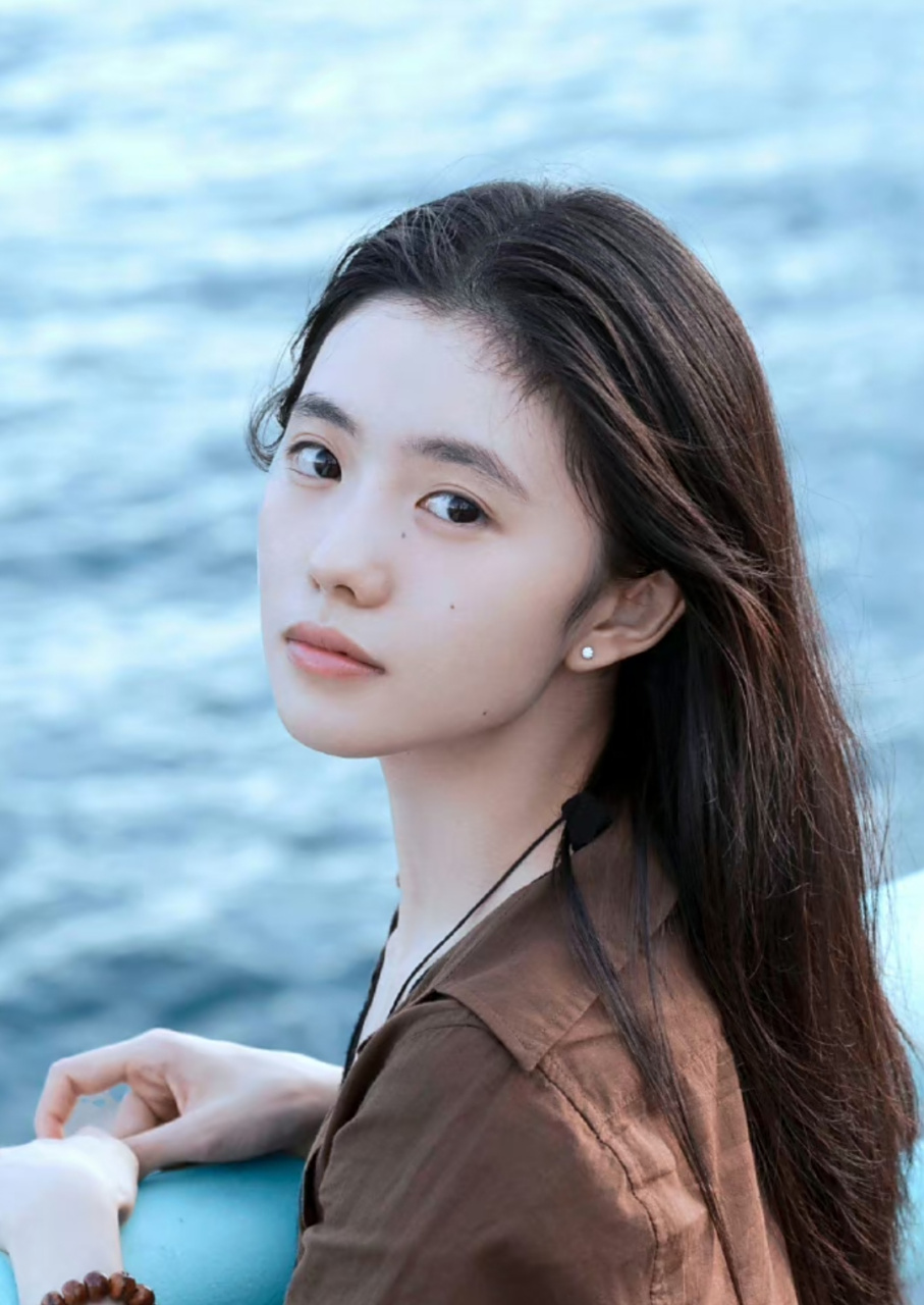 刘浩存在海岸边吹风,回眸看镜头的时候,青春疼痛文学