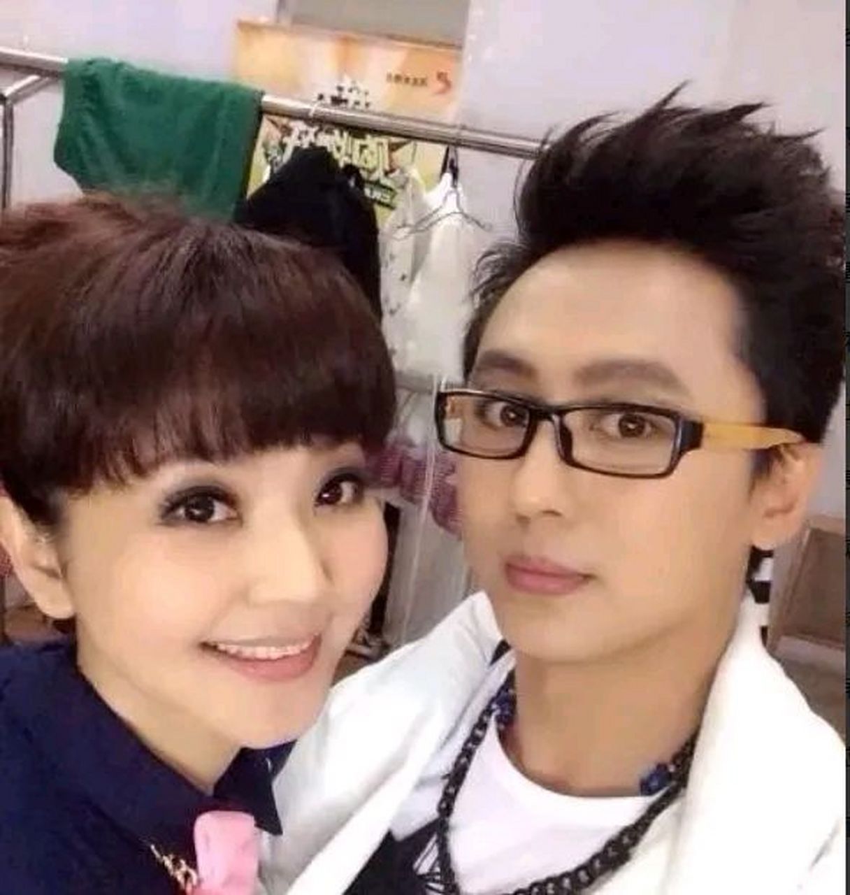 程成去看方琼,借浴室洗澡.方琼嘱咐他不要让她老公知道.可是没过两天,