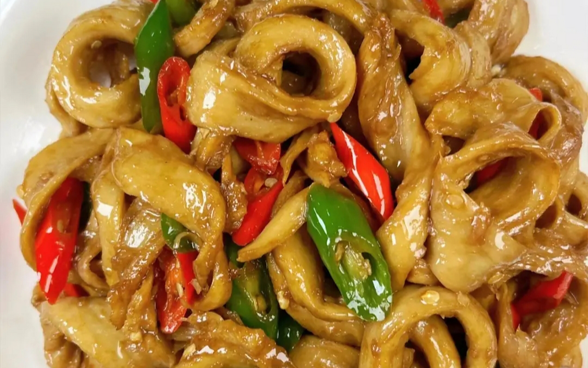 我的美食分享#  香辣炒面筋  食材:面筋,青红辣椒,蒜,小米辣  调料