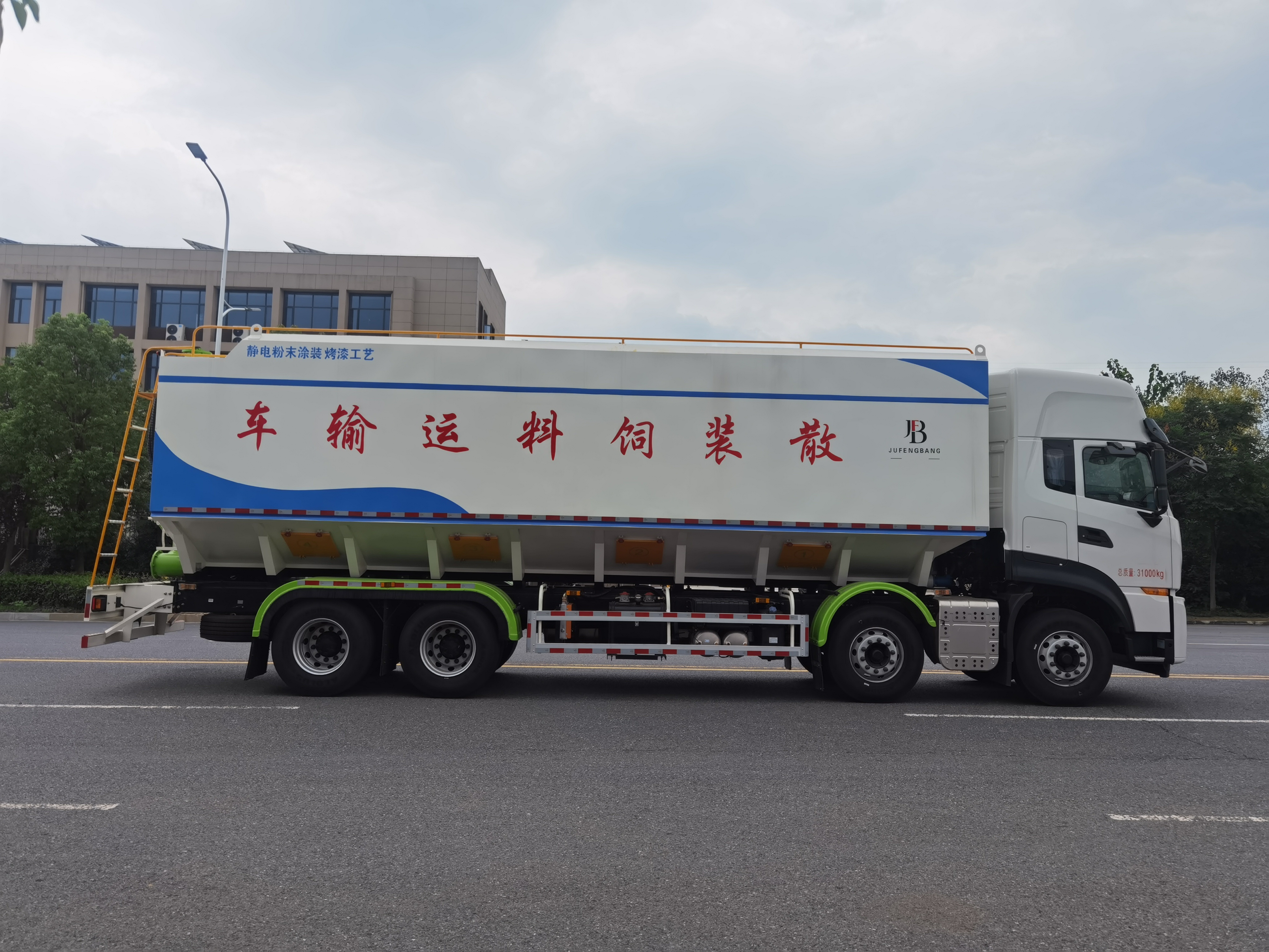 东风天龙20吨散装饲料运输车