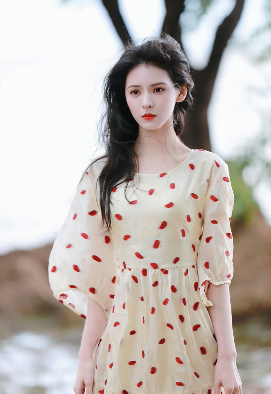 张予曦# 一袭奶黄色斑点连衣裙,肤白貌美的容颜,窈窕曼妙的身材,谴靠