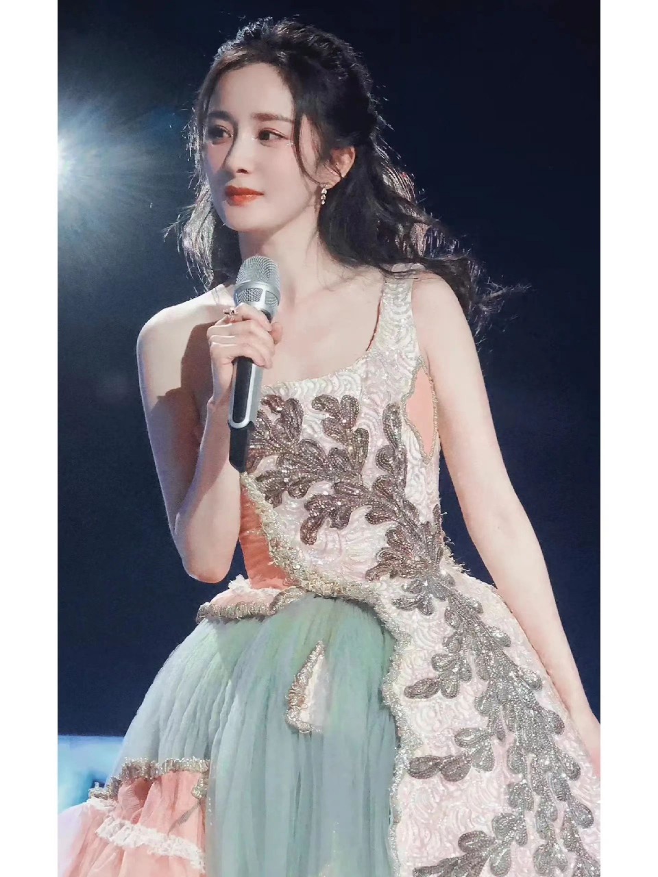 李鱼在综艺上一些不文明的举动被拉了出来,其实李鱼私下也就那样,为了