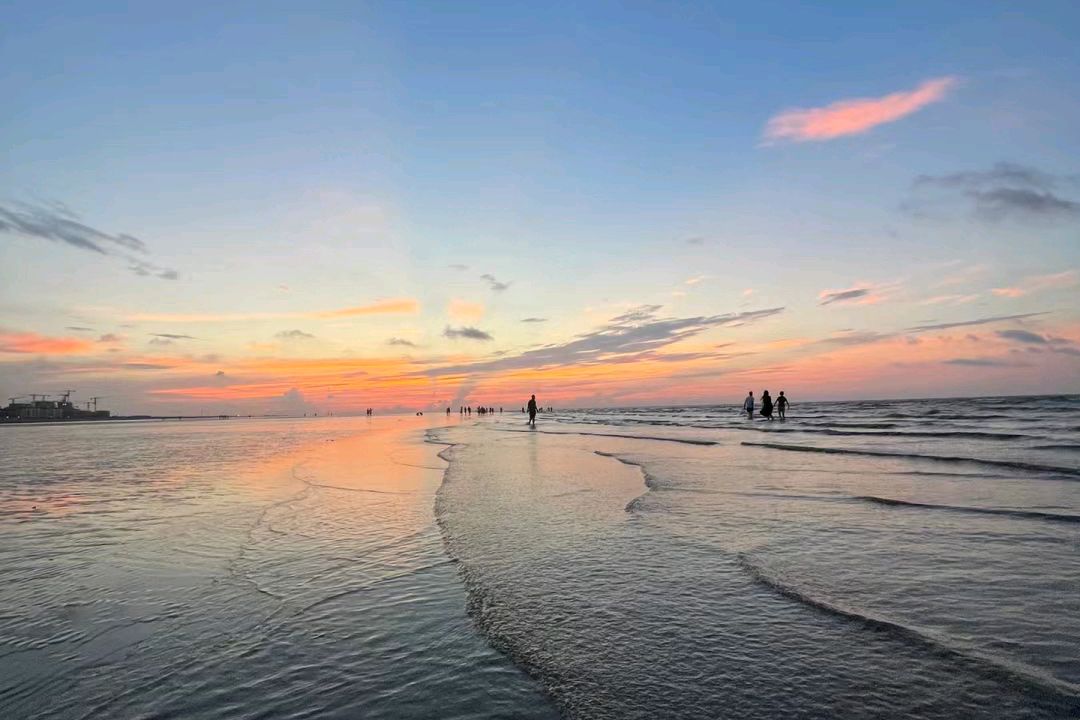 南汇新城海滩:一片纯净的海滩,让你尽享海边的浪漫与激情!