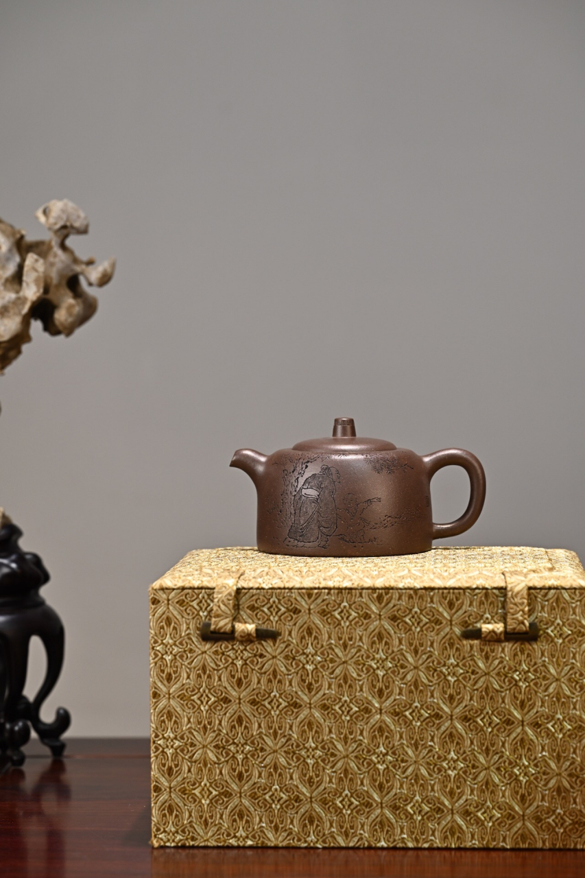 全手工精制的井栏壶,容量为310cc,采用极品的古老段泥制作而成.