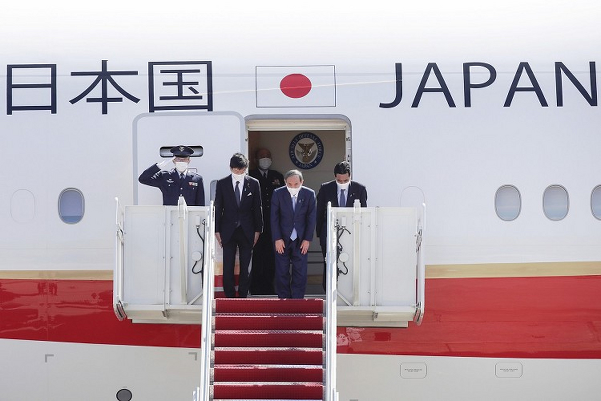 菅义伟结束访美 日本首相菅义伟在登机前鞠躬,安德鲁斯空军基地