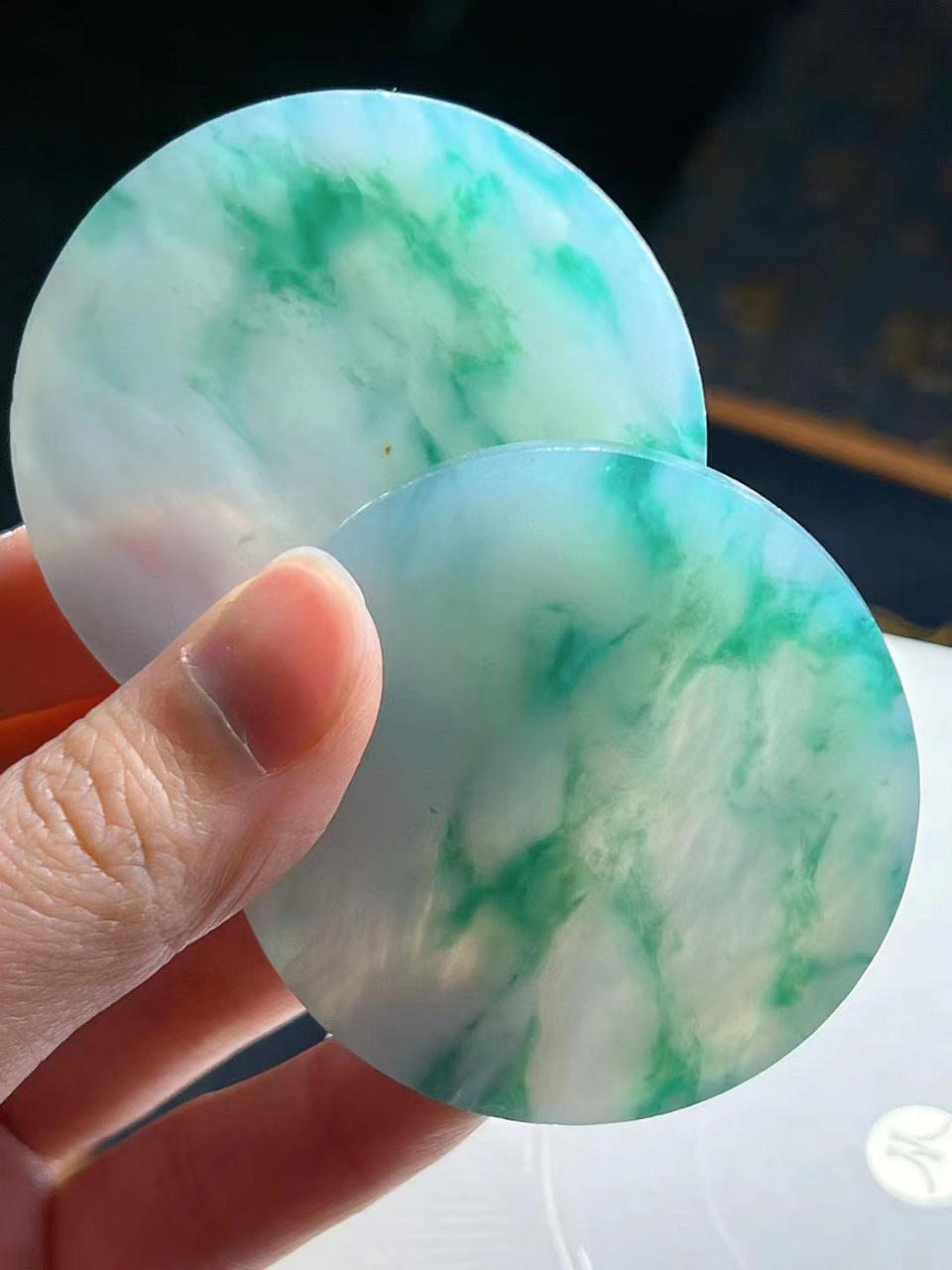 一对完美飘花镯心,花色灵动,胶感好,玉质很细腻冰透,可做对牌,起货