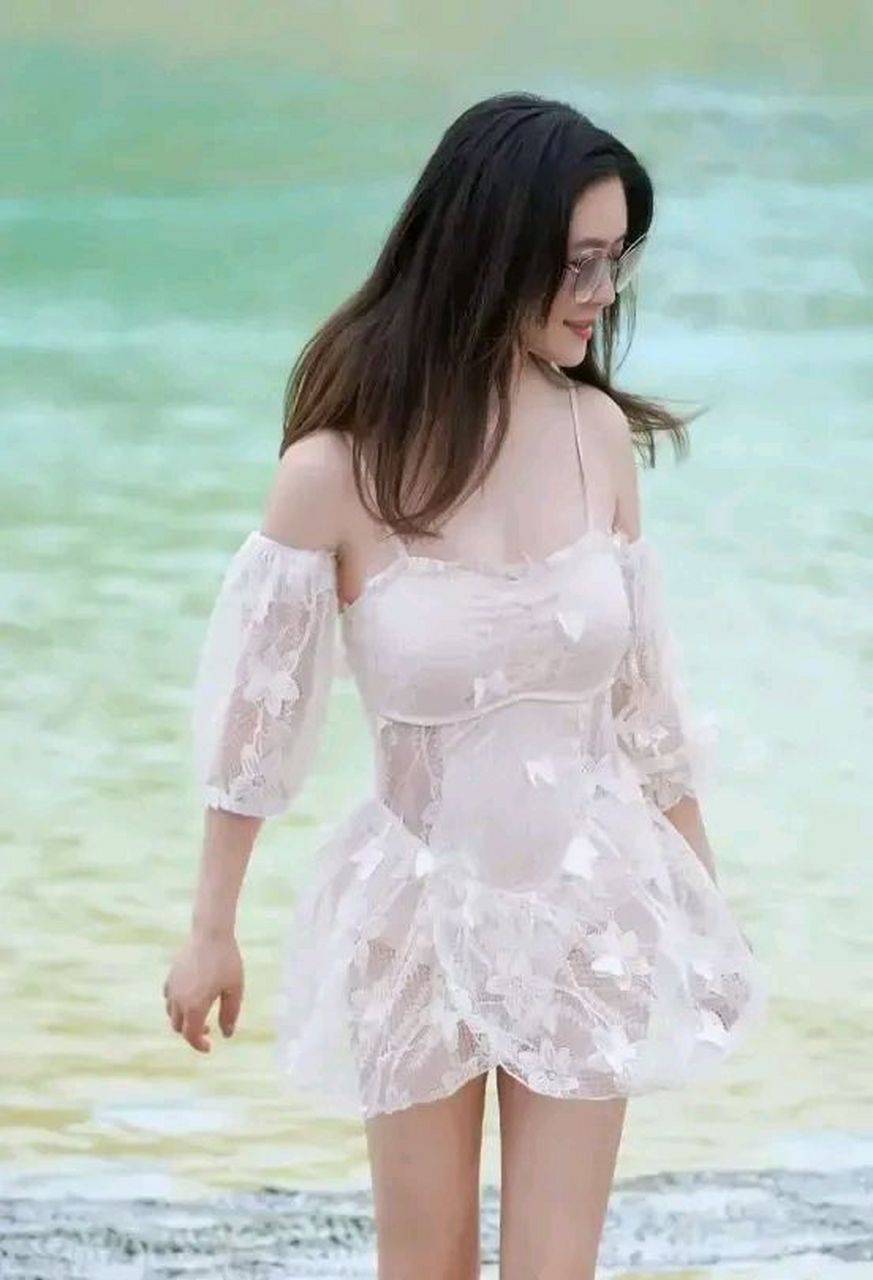 47岁田海蓉穿白色蕾丝泳装高调出游!