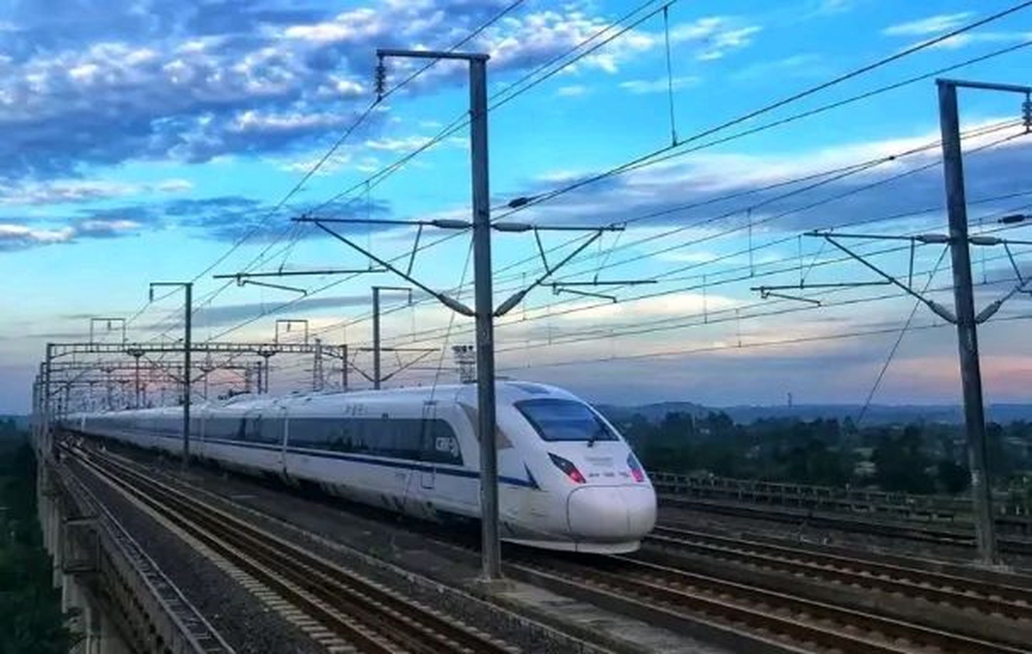 2015年,泰国决定修建一条从曼谷到清迈的直达高铁,造价800亿人民币.