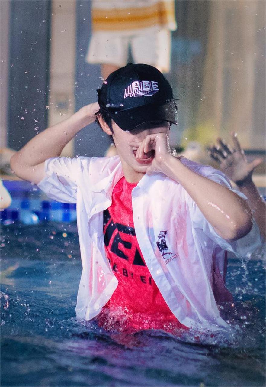 1,李易峰上大学被一个追了他好久的女孩子给壁咚了,他吓跑了.