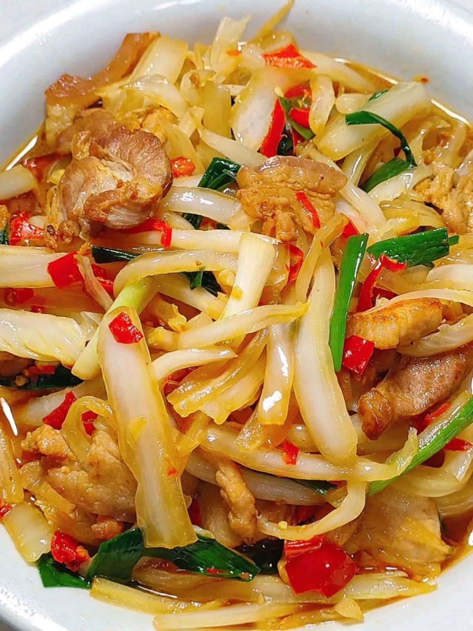 刚刚品尝了云婶子家的白菜梗炒肉,味道真的太棒了!