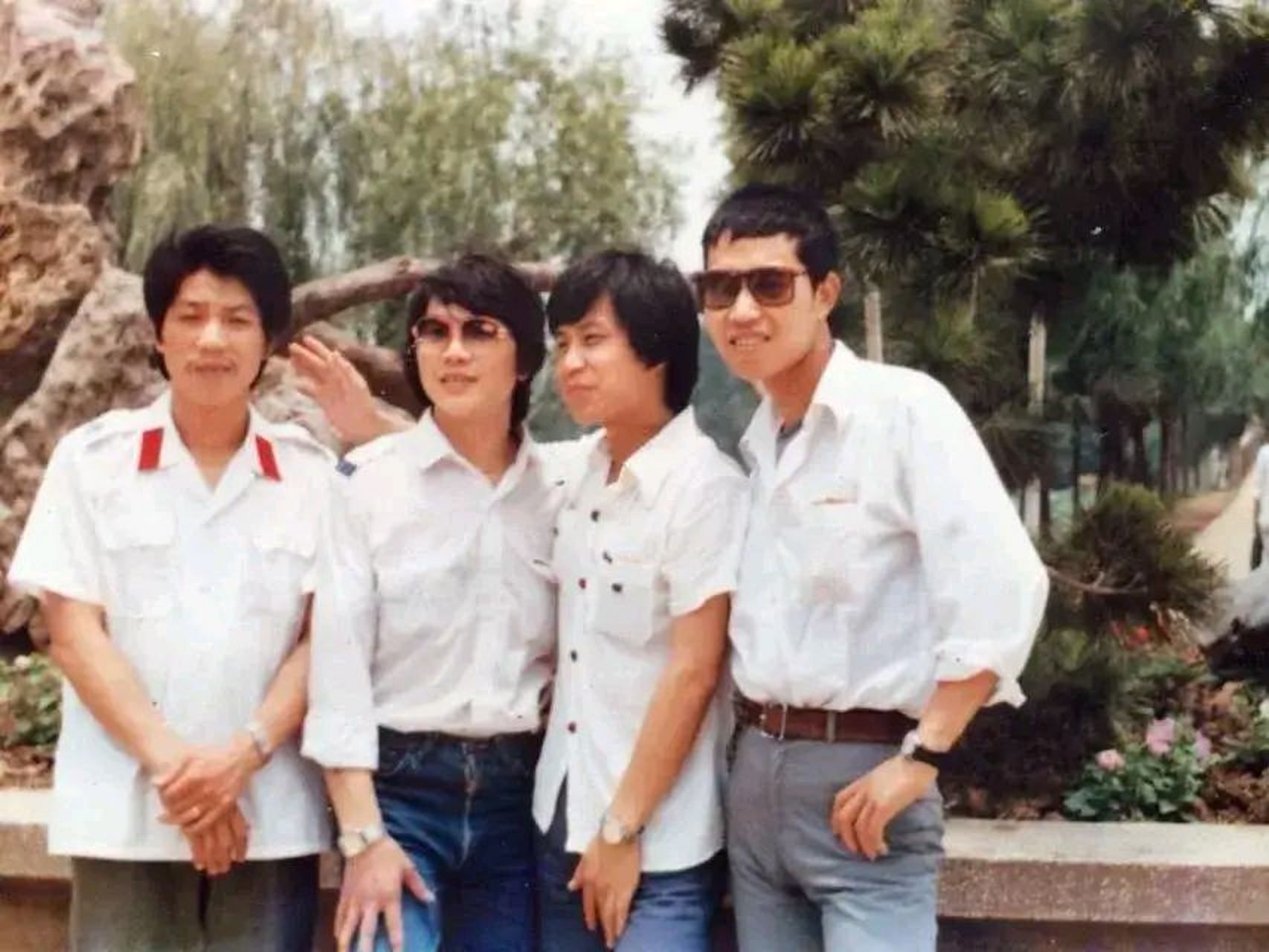 这张照片拍摄于1989年,湖北省武汉河运专科学校校园里,四名即将毕业的