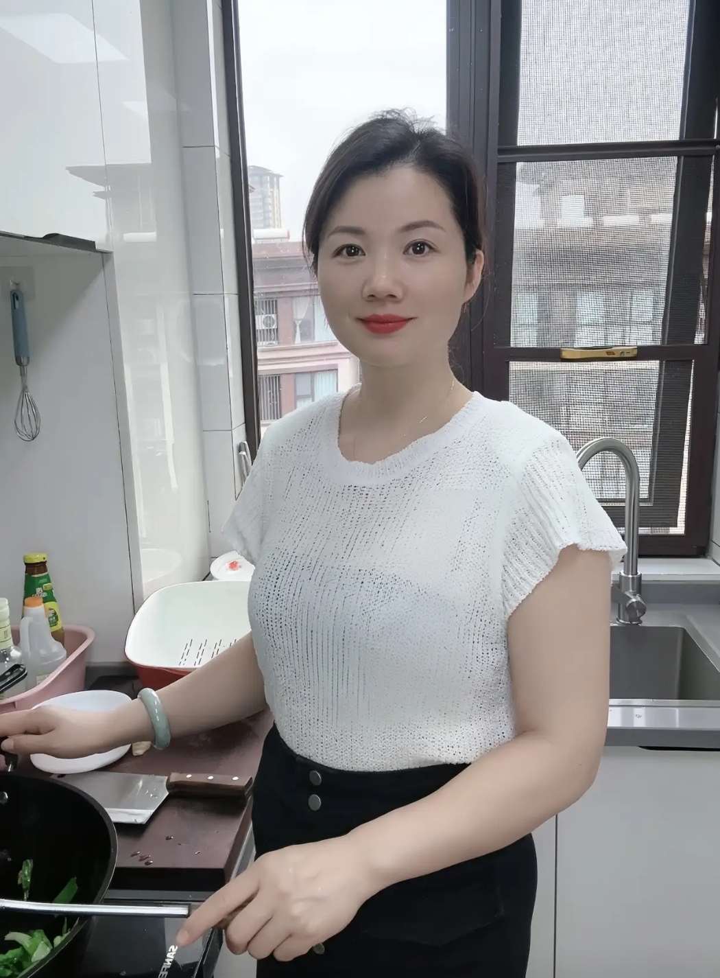 岁女人家里40岁以上单身女人40岁做饭女人照片40岁女人照片家里四十