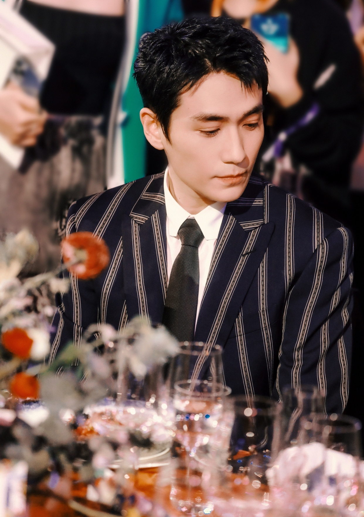 时尚芭莎朱一龙图片:真好看