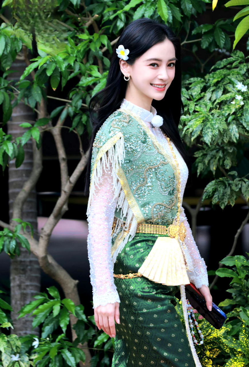 angelababy 奔跑吧最新造型 头插鸡蛋花头饰,身着镶钻泰式礼服.