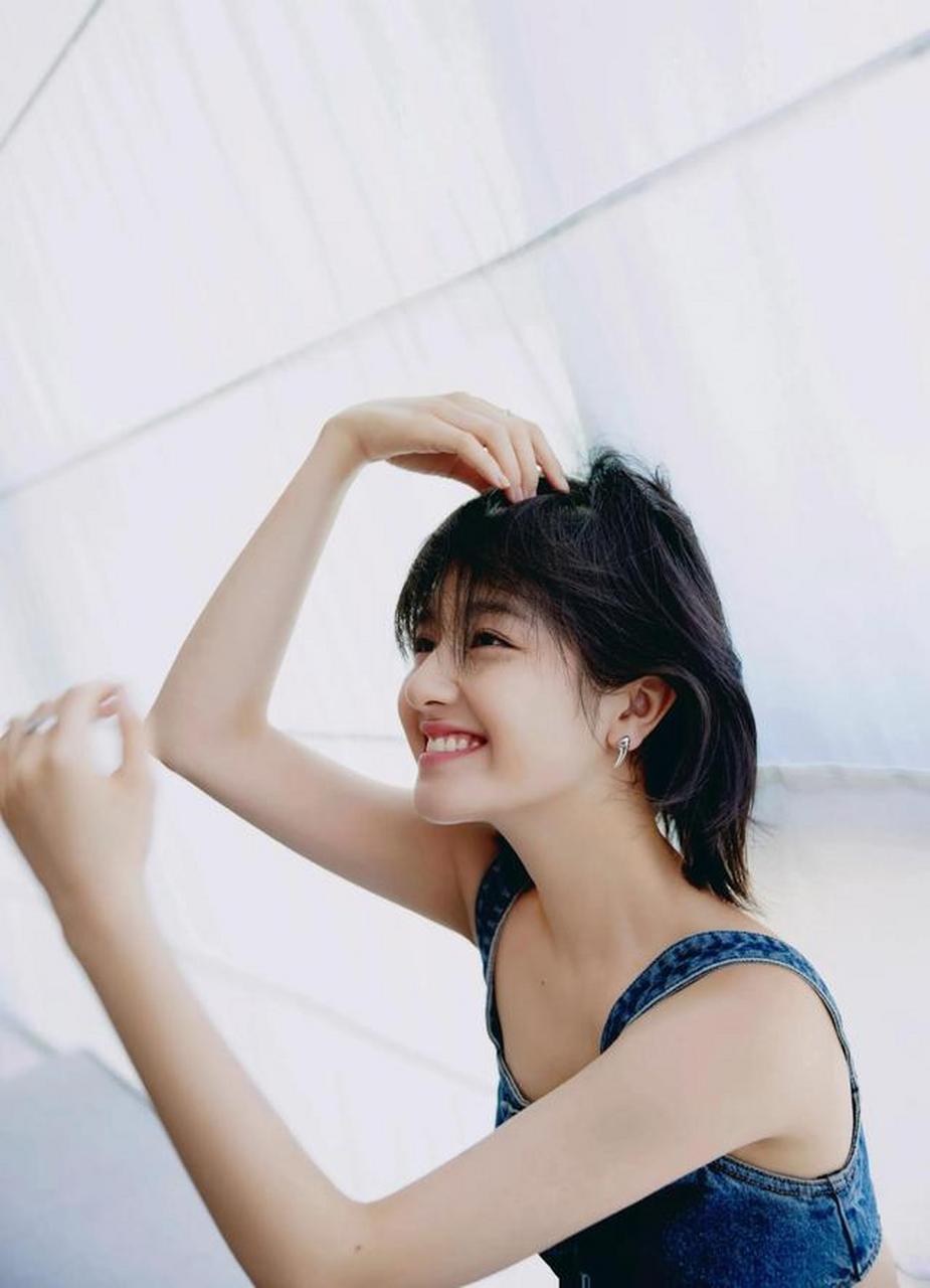 李兰迪穿露腰裙手捧香橙 笑眼弯弯灵动俏皮!