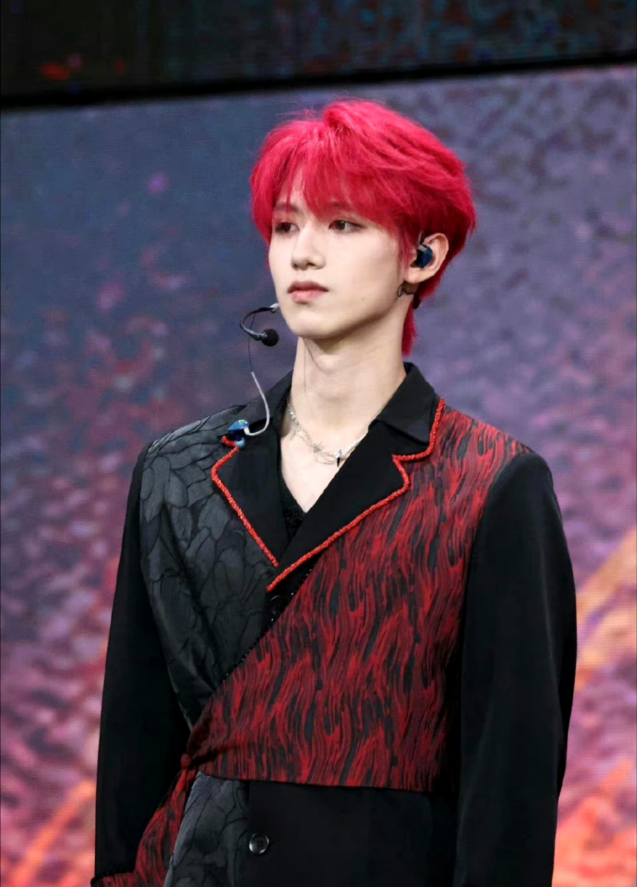 朱志鑫演唱会红发造型怎么样?