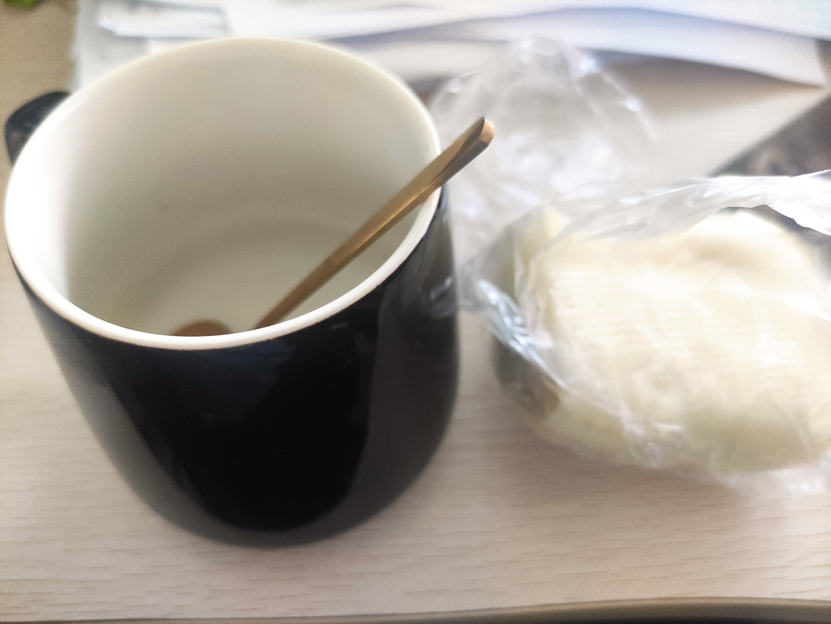 在这炎热的日子里中午加班,只能馒头就白开水先填饱肚子了.