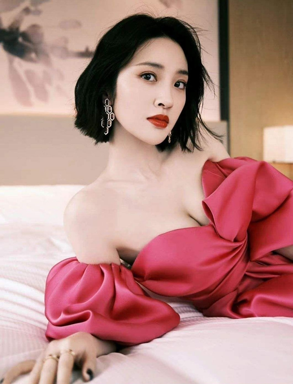 唐艺昕,有着一双会笑的眼睛.梨涡浅笑,很美.