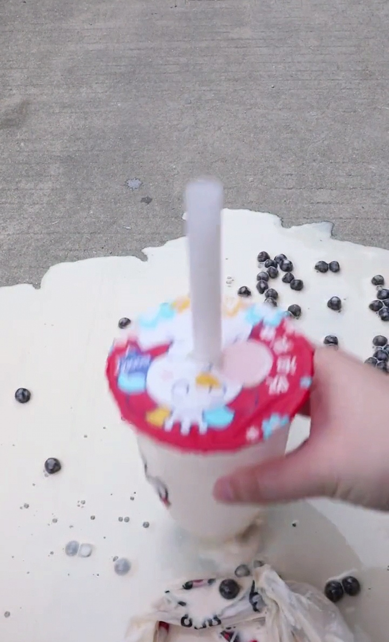 刚买的奶茶一口没喝就掉在地上,我真的是要哭死.