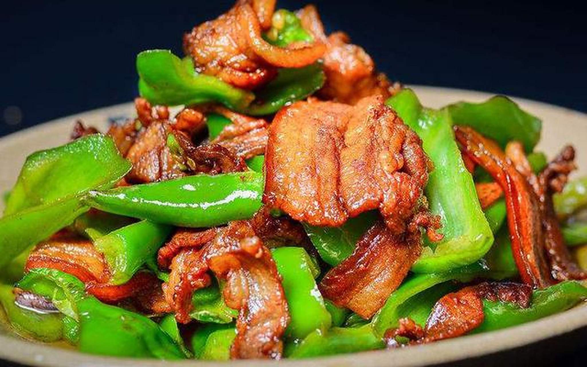 青椒五花肉是一道非常受欢迎的家常菜,它不仅味道香嫩微辣,而且制作