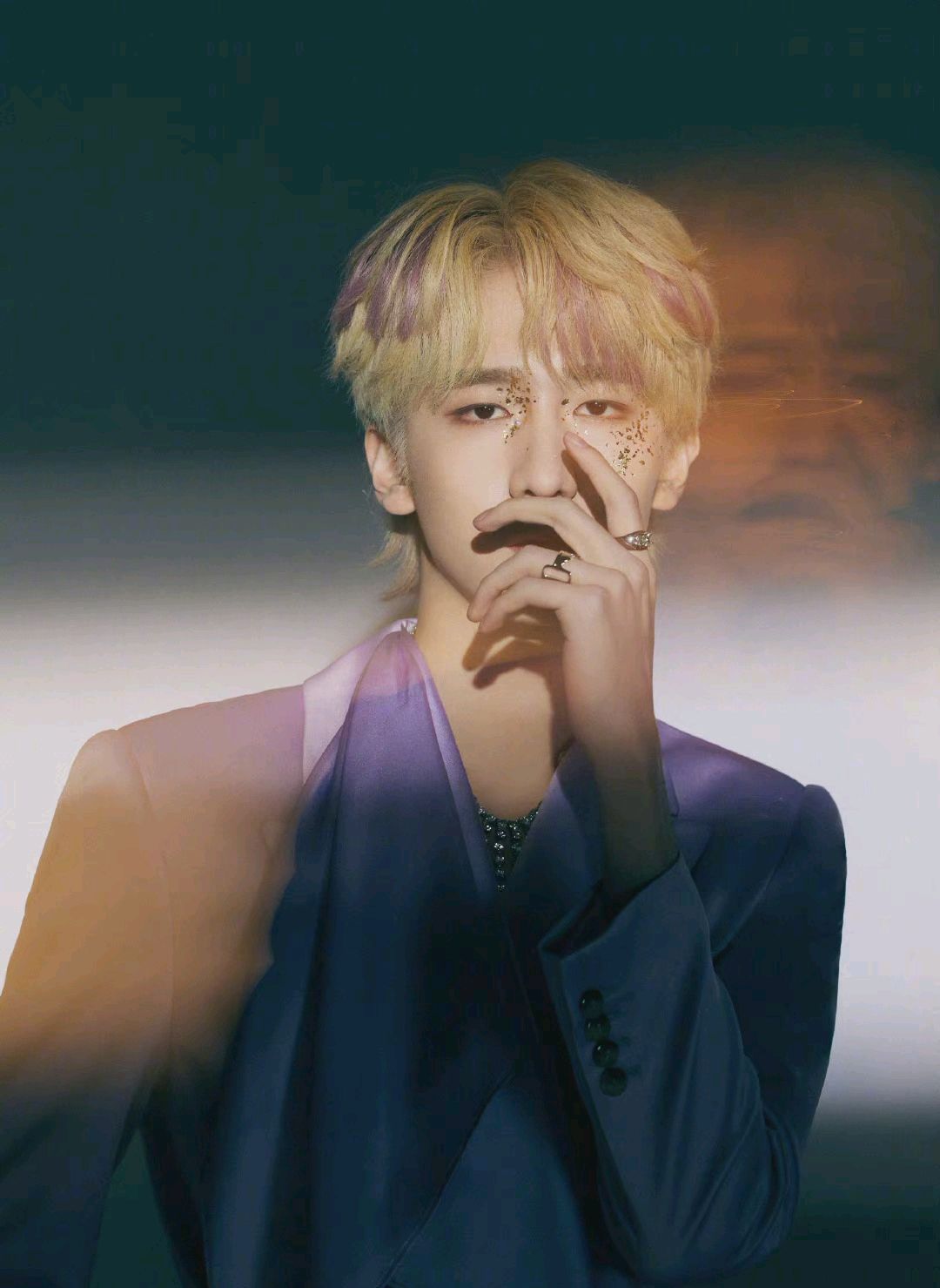 赵让写真来袭,金箔鱼鳞造型闪闪发光,风格多变,散发别样魅力