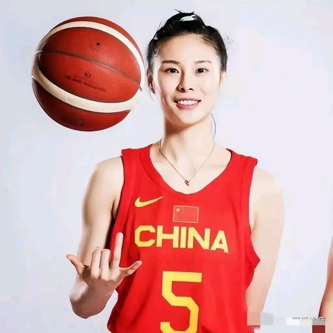王思雨icon,女篮的美女球员,身高175cm,体重60kg,拥有漂亮的面容,标准
