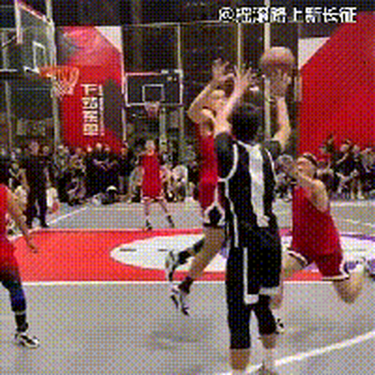 身高205厘米的孙悦职业生涯巅峰时期一直在打控球后卫!