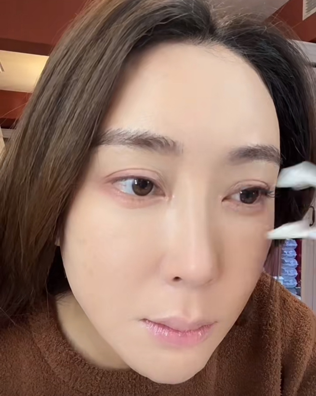 严屹宽老婆素颜出镜,杜若溪的双眼皮太出戏了,看起来不是很自然,比