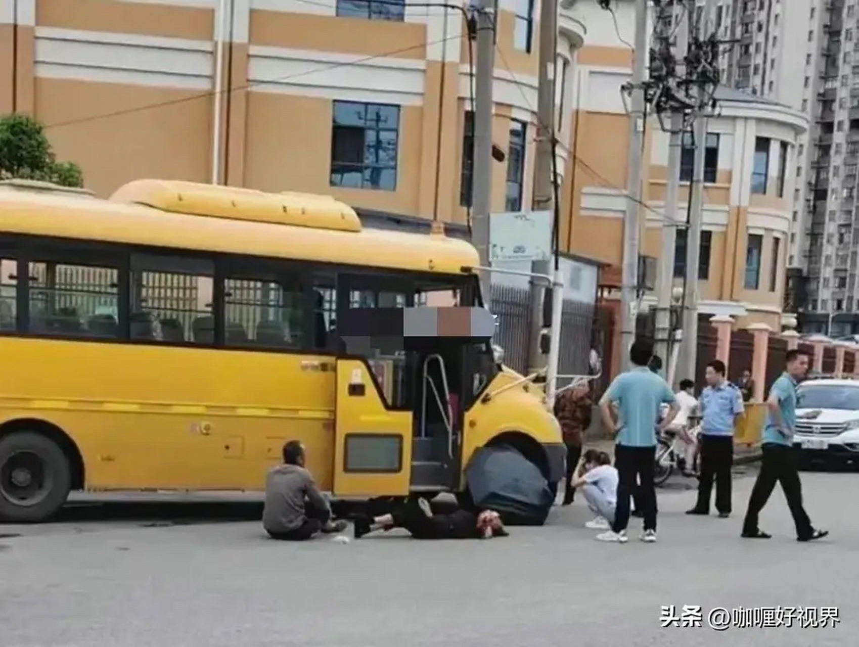 武汉校园悲剧再次上演,女童被校车碾压致死  6月6日,江西丰都,某校一