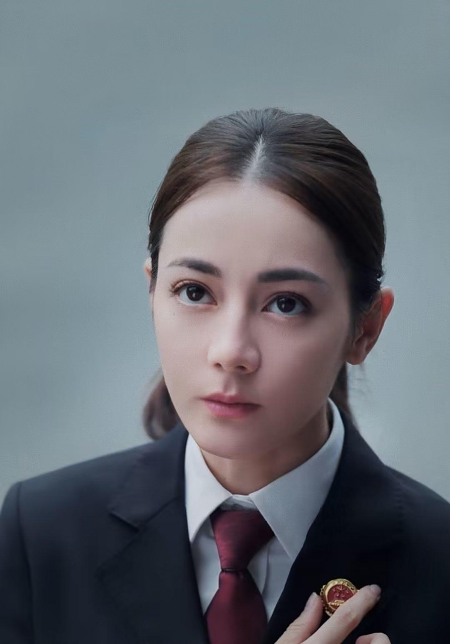 明星娱情速报# #迪丽热巴#  热巴新剧《公诉》剧照,微察秋毫,沉稳