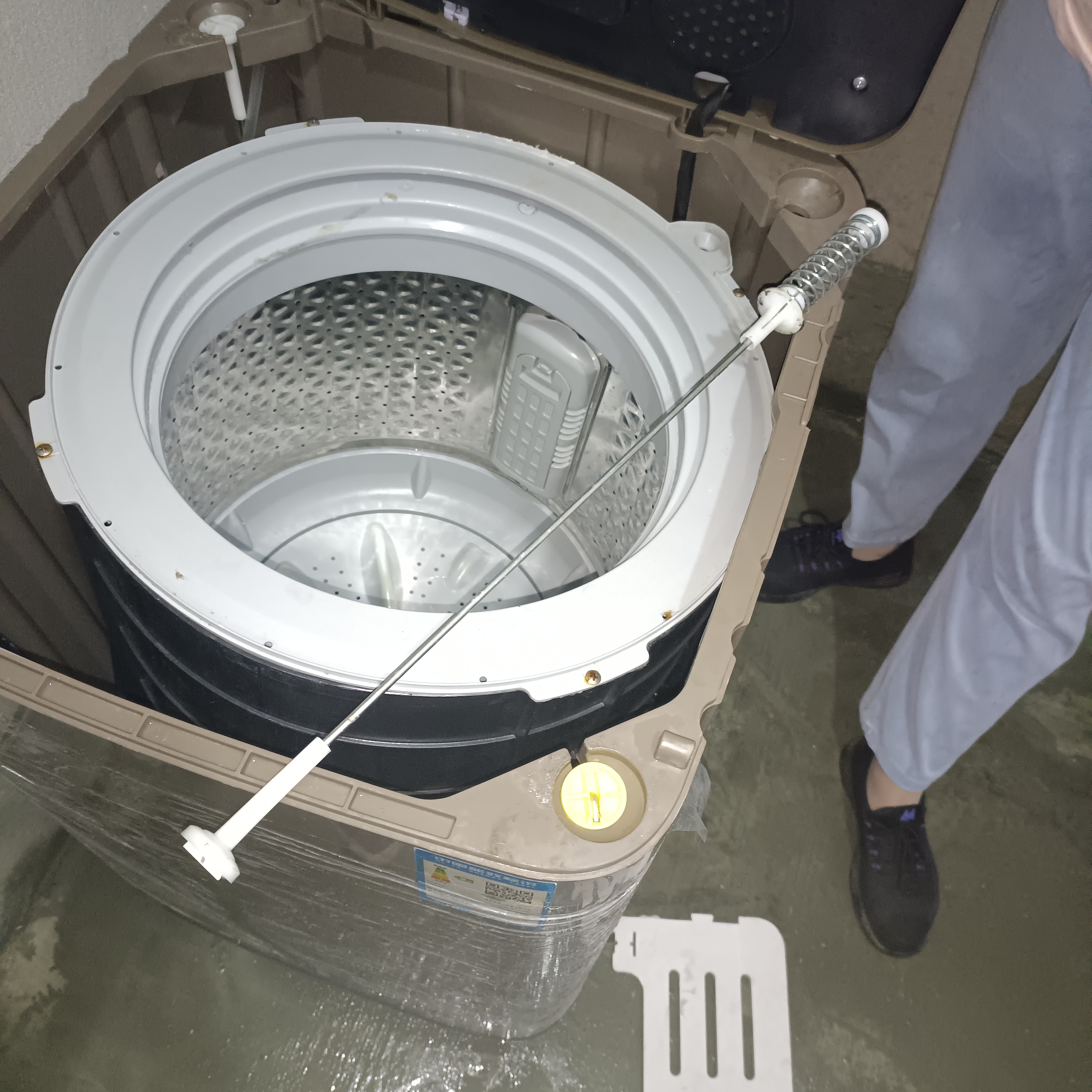 全自动洗衣机甩干桶倾斜角度严重看看吧,需要更换这个吊杆才能解决