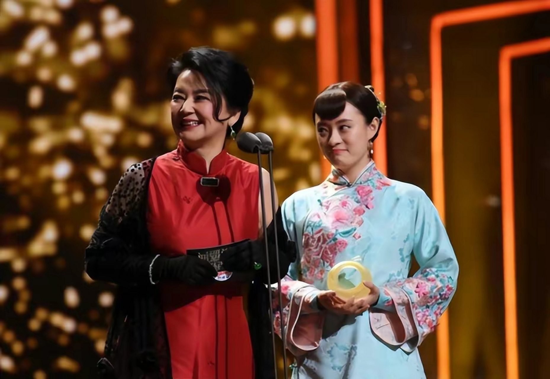 孙俪现身香港!疑探望姨奶奶胡慧中,大热天凉鞋配长袜打扮独特