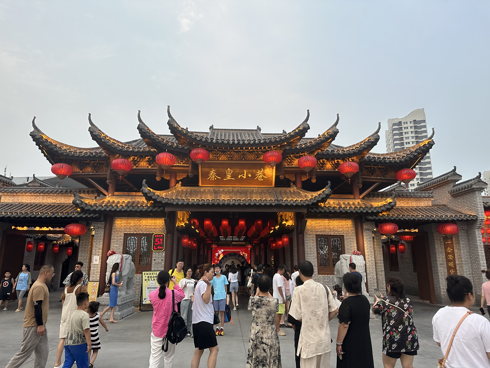 这旅游旺季就不能出门,更不能去秦皇小巷这种人多的夜市景点,处处堵车