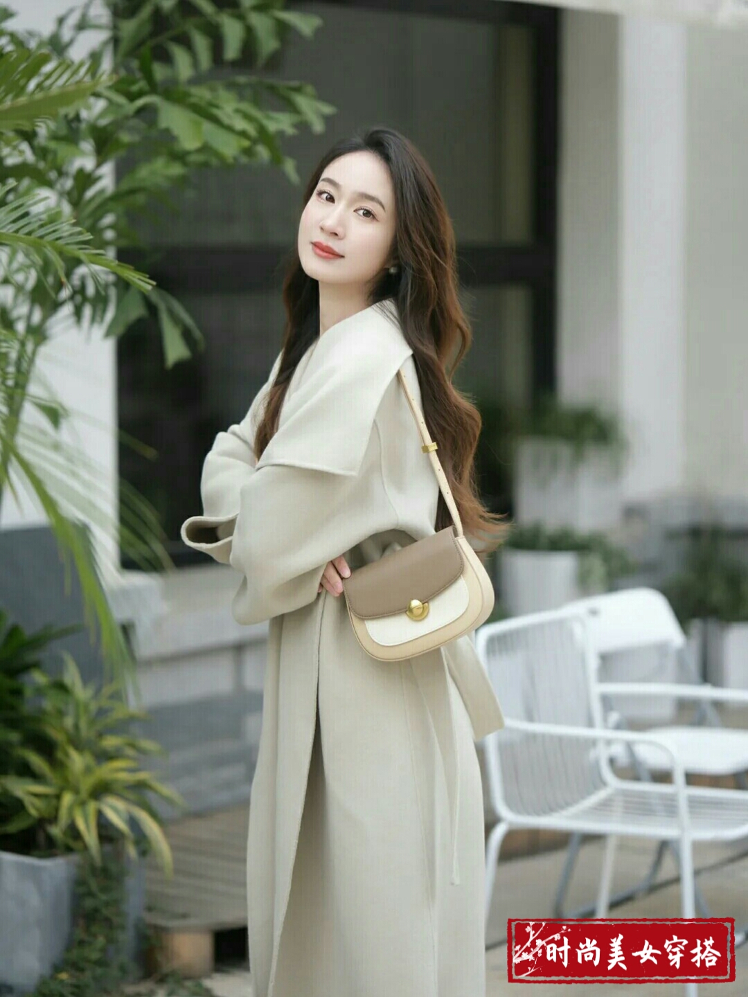 搭配白色高跟鞋,还显腿长,成就大长腿美女. #日常穿搭# #养眼美女