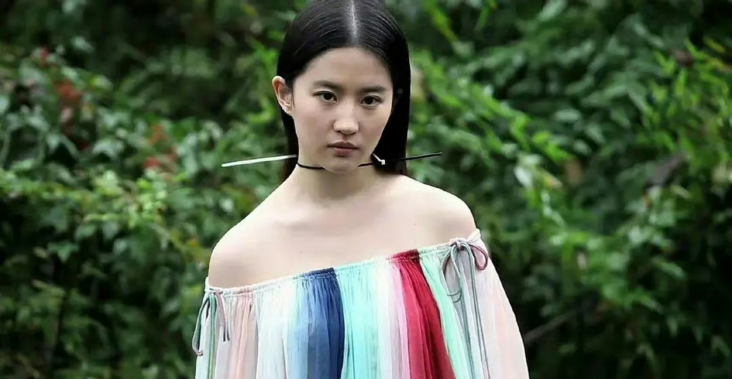 刘亦菲的溜肩怎么没了?打针了?还是p掉了