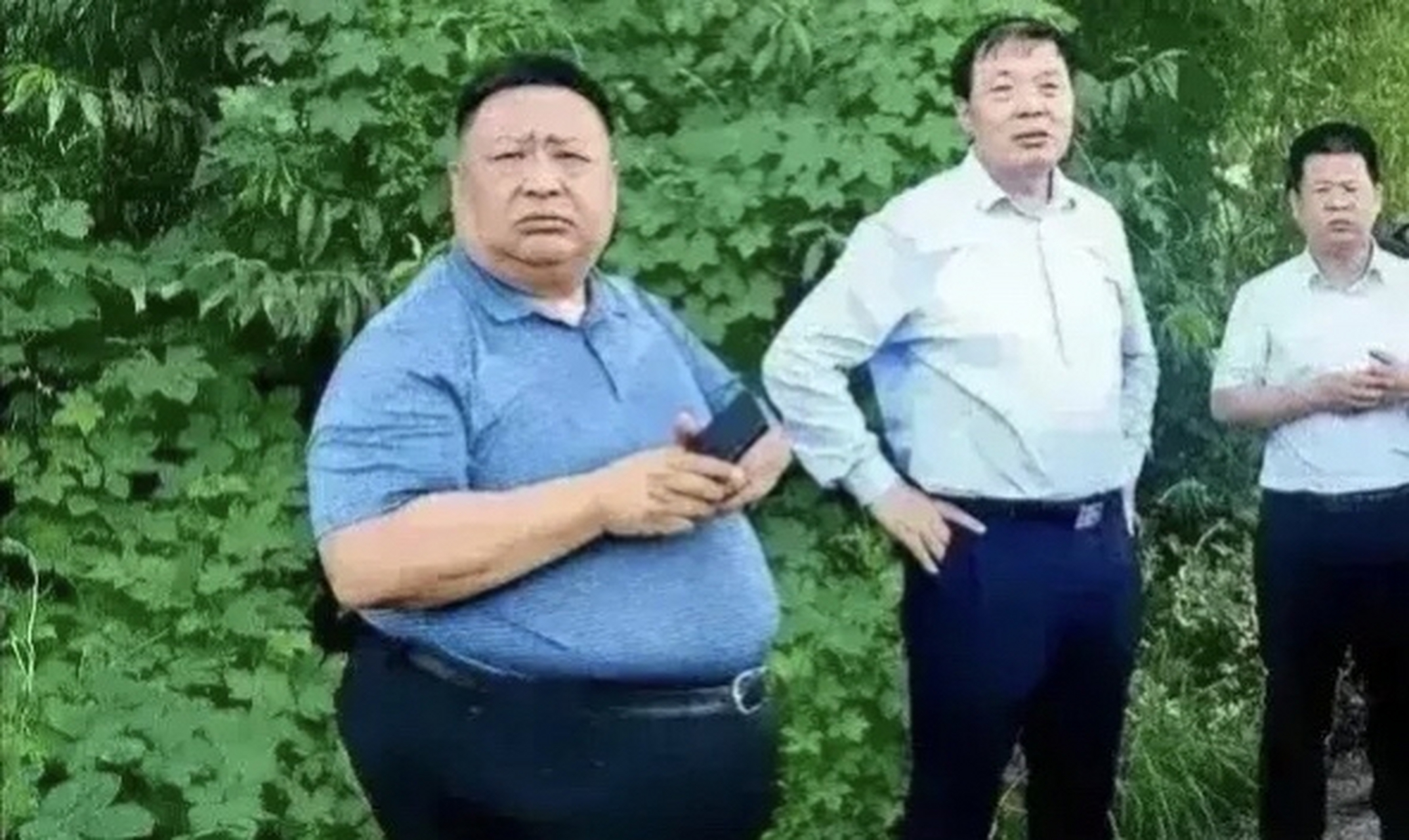 感觉他腰间的皮带细了一点,太单薄了,眼看都撑不