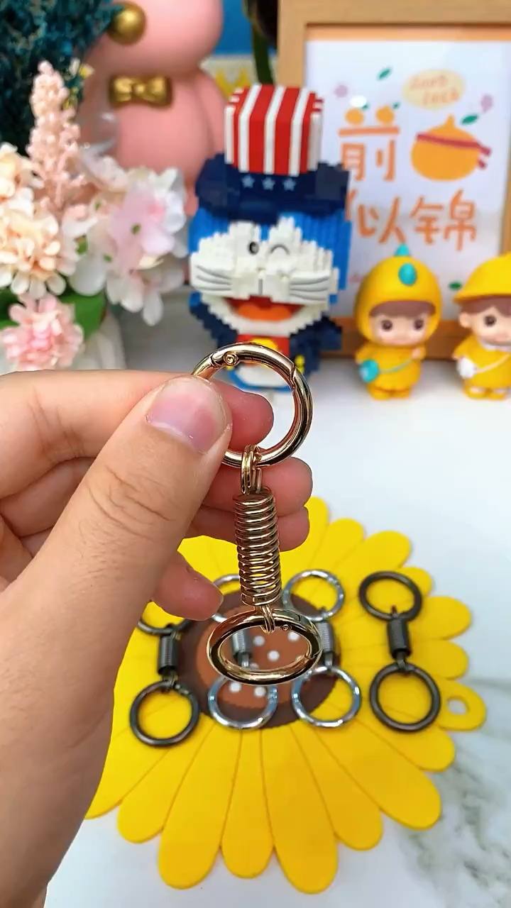 这个弹簧双圈钥匙扣,按压大开口,拿取钥匙很方便!
