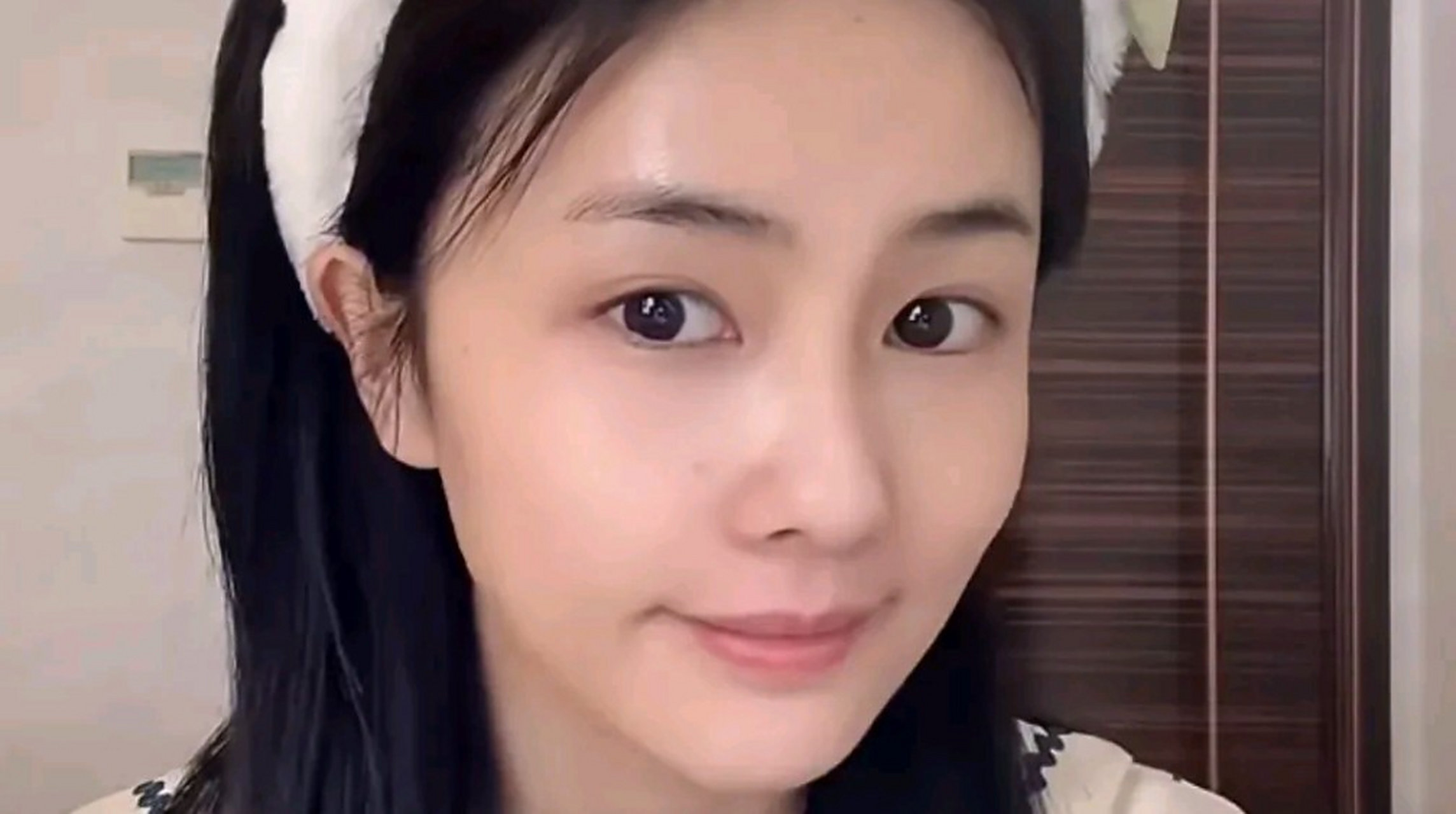 她拍古装剧的时候浓妆总是被说老气,其实白鹿的底子真不错,走清新路线