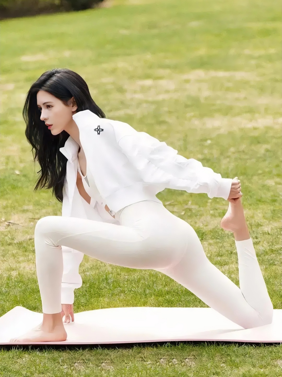 瑜伽服套装造型优雅美丽,尽显好身材#娱乐大赏# #惊艳瞬间# #明星的