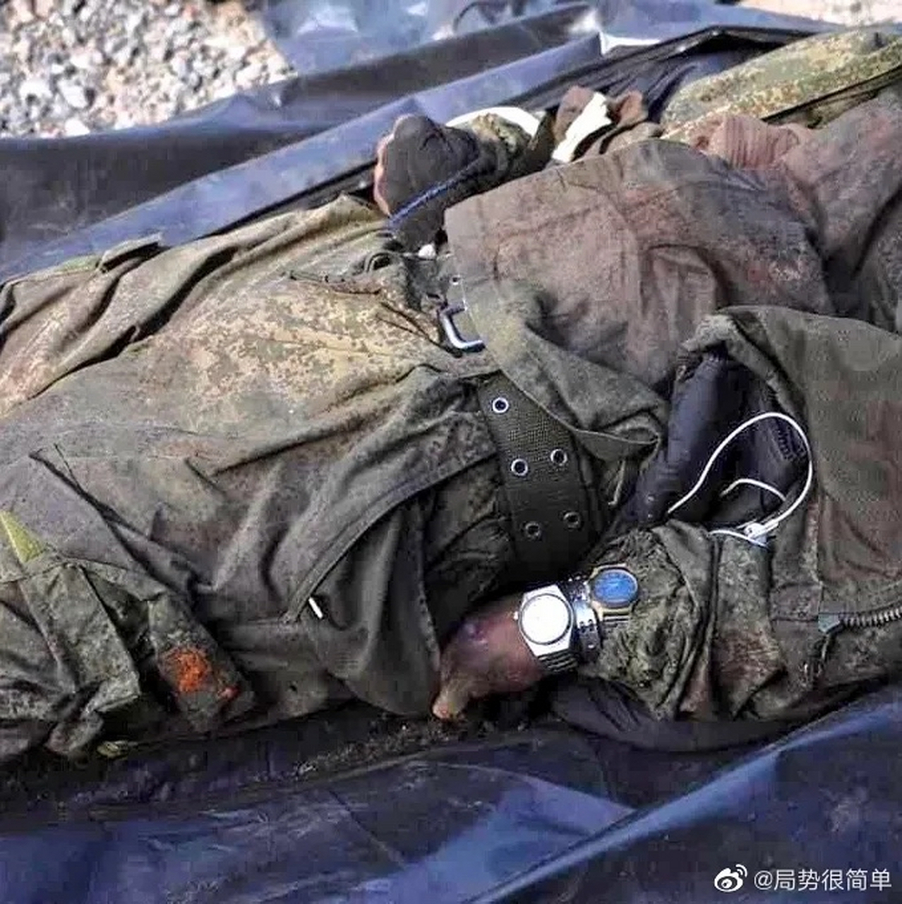 这是俄乌战场上一名阵亡的俄军士兵,打仗的时候为啥同时戴着三块手表?