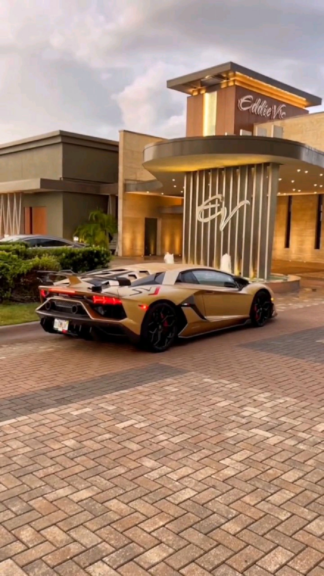 这款土豪金色兰博基尼,好看吗?